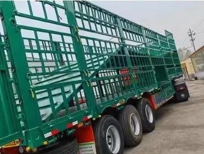 Πώληση εξατομικευμένο 3 άξονες 20-40tons υψηλό φράχτη ημικυριό για ζώα κτηνοτροφίας