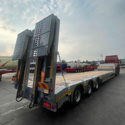 13000x3000x3300mm Προσαρμοσμένο 60 τόνων βαρύ φορτίο μεταφοράς 3 άξονες χαμηλό κρεβάτι αγόρι ημιφορτηγό